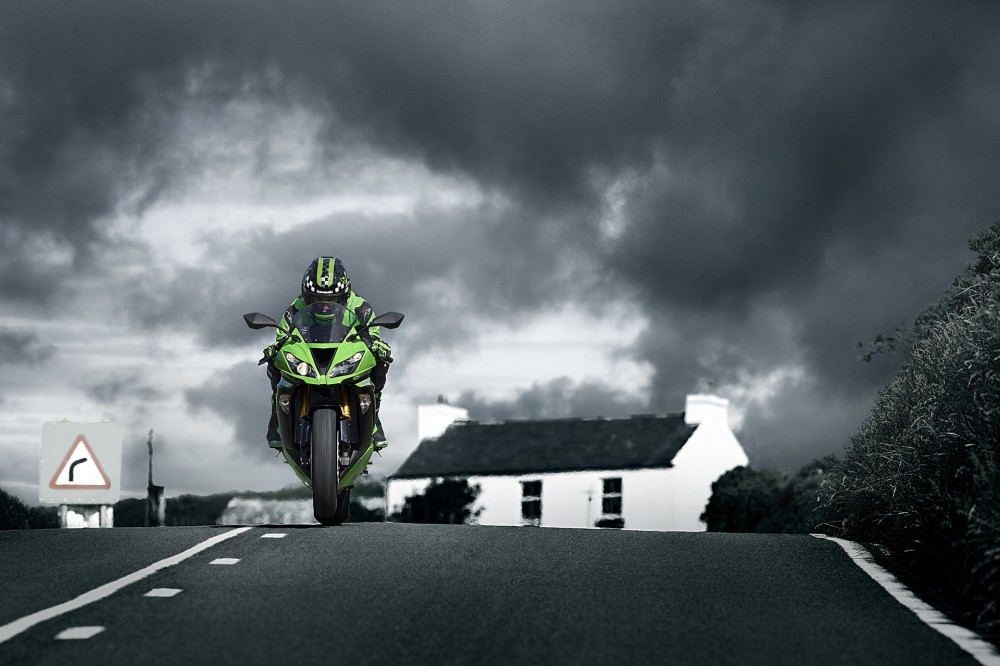 la-nuova-supersport-ninja-zx-6r-636-strizza-locchio-alla-strada-action-13my-ninja-zx-6r @drivelife magazine