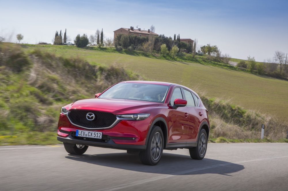 IN TV DRIVELIFE 1° APRILE - TUTTO SU MAZDA CX-5 - SOUL RED PREMIUM METALLIC, UNA VERNICE ESCLUSIVA, DAL COLORE PIÙ LUMINOSO E PIÙ PROFONDO, VESTE LA CARROZZERIA PER SOTTOLINEARE LA NUOVA VERSIONE DELLA MAZDA CX-5 ED ENFATIZZARE LO STILE KODO SOUL OF MOTION CHE ORA PORTA TRATTI DI ROBUSTEZZA RAFFINATA. COSA NON SI FA PER ESSERE NOTATI IN STRADA