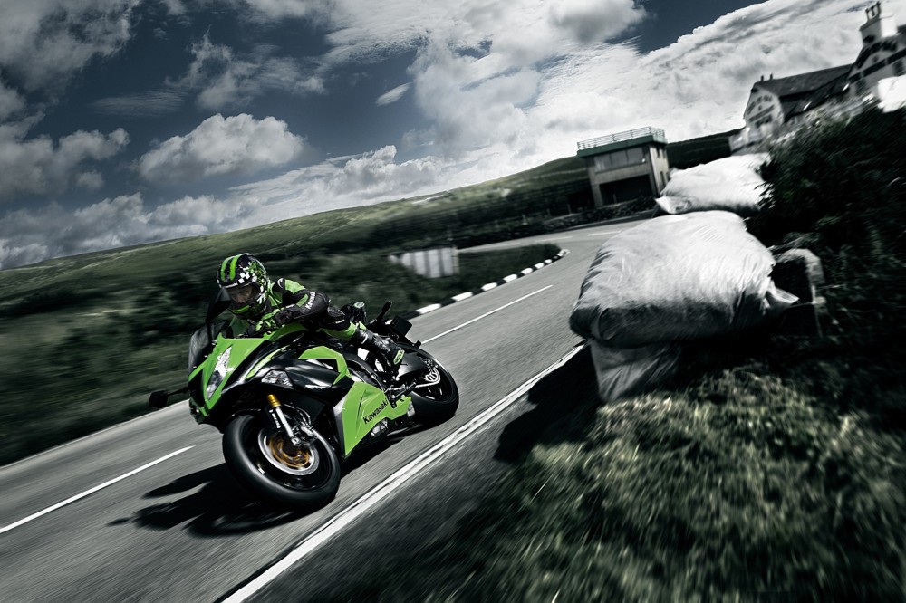la-nuova-supersport-ninja-zx-6r-636-strizza-locchio-alla-strada-action-13my-ninja-zx-6r @drivelife magazine