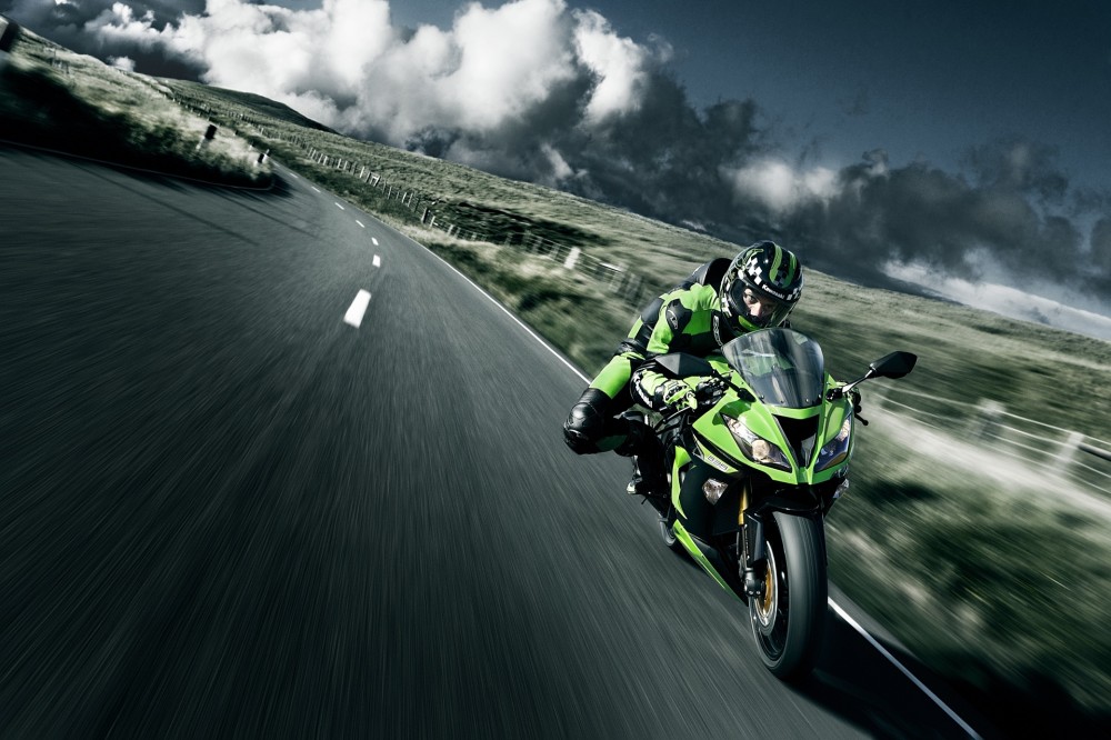 la-nuova-supersport-ninja-zx-6r-636-strizza-locchio-alla-strada-action-13my-ninja-zx-6r @drivelife magazine