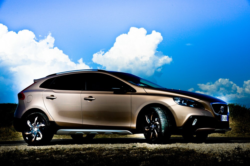 DRIVING VOLVO V40 D3 CROSS COUNTRY