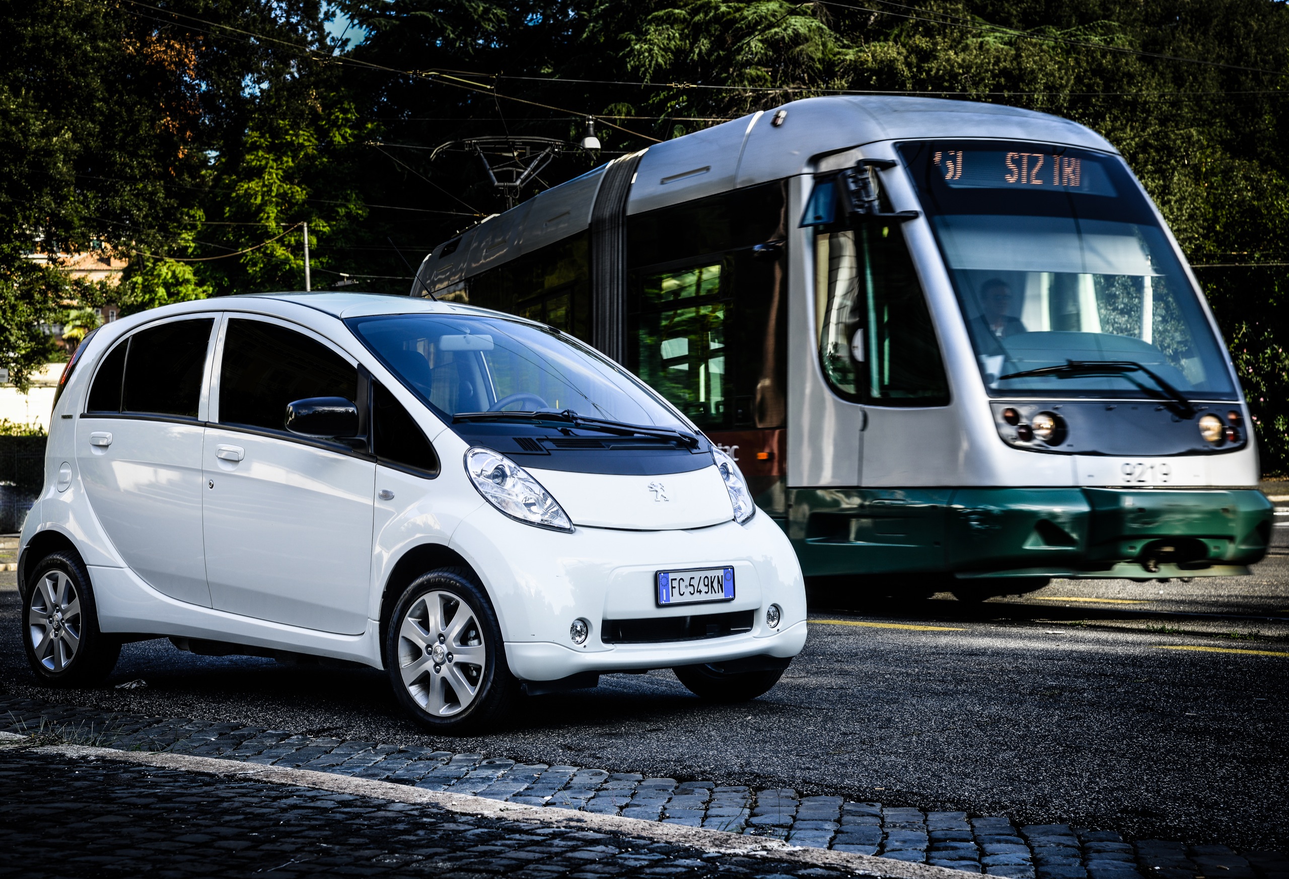 LRPix5-PEUGEOT-ION_overall-12