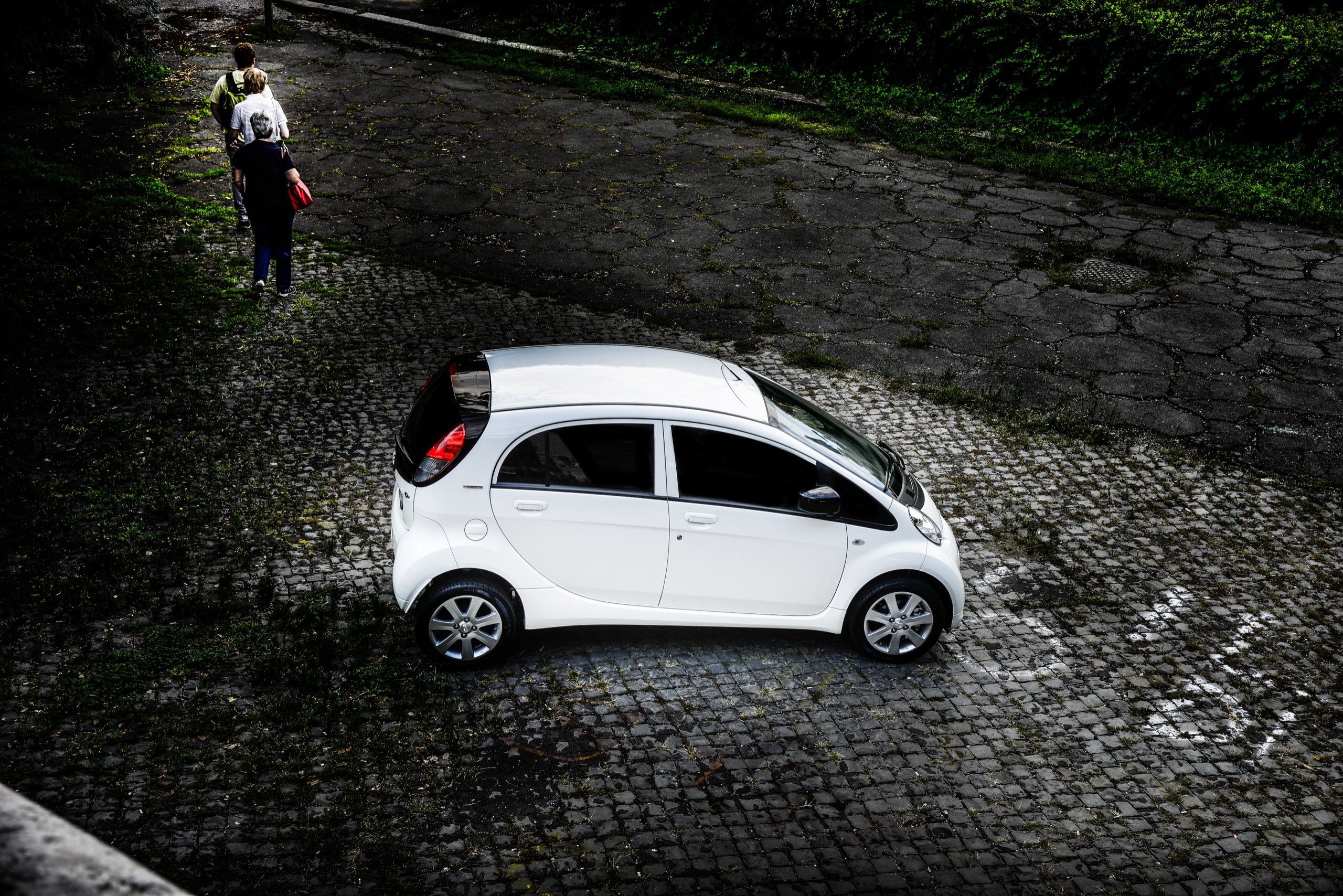 LRPix5-PEUGEOT-ION_overall-6