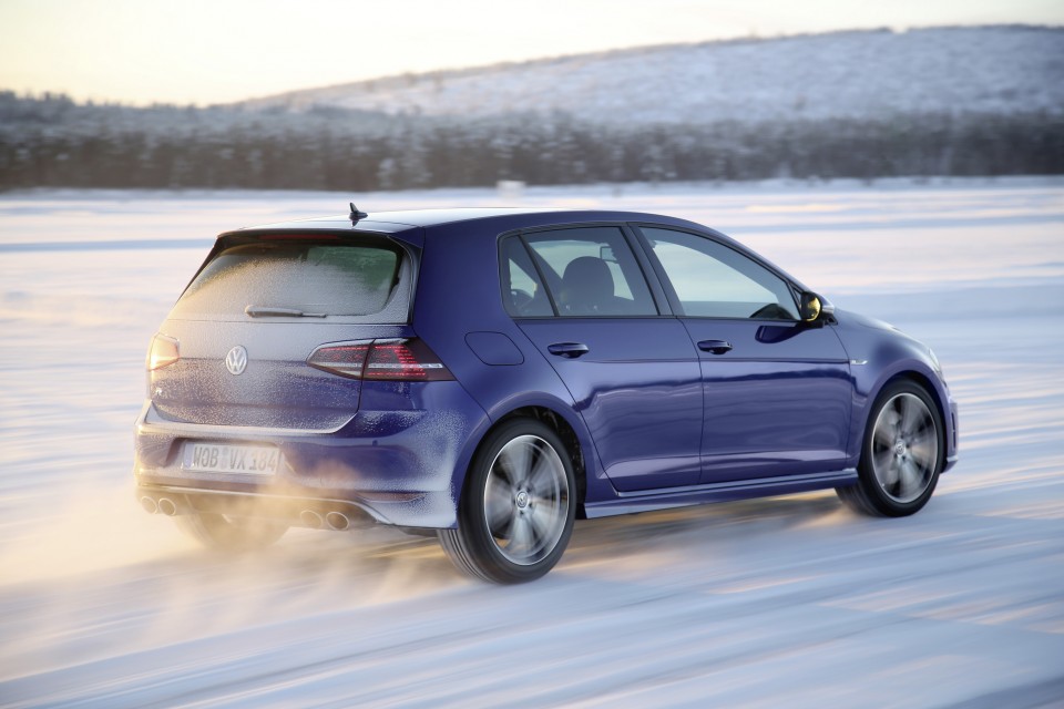 nuova-golf-r-piu-potenza-e-consumi-ridotti-fino-a-69-l-100-km-db2014au00083