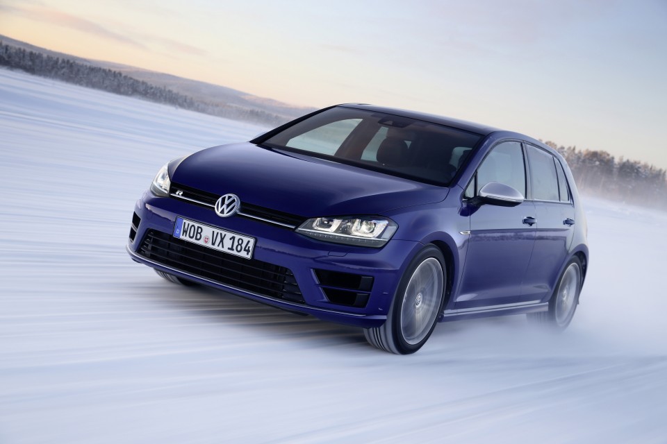 nuova-golf-r-piu-potenza-e-consumi-ridotti-fino-a-69-l-100-km-db2014au00085