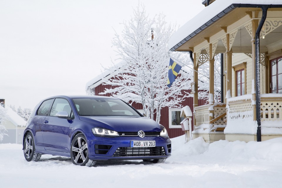 nuova-golf-r-piu-potenza-e-consumi-ridotti-fino-a-69-l-100-km-db2014au00094