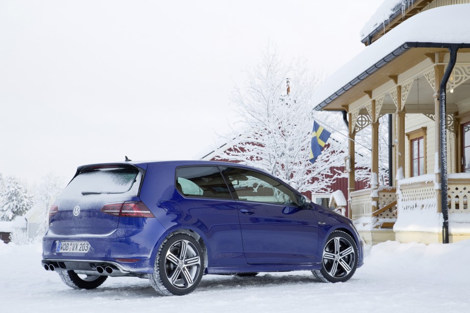 nuova-golf-r-piu-potenza-e-consumi-ridotti-fino-a-69-l-100-km-db2014au00095