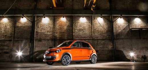 RENAULT HA PRESENTATO A BOLOGNA BEN CINQUE MODELLI PER IL MERCATO ITALIANO. TRA QUESTI LA TWINGO GT, VERSIONE ELABORATA DA TEAM RENAULT SPORT, CHE POTEVA DEBUTTARE SOLO AL MOTORSHOW DI BOLOGNA - IN TV CON DRIVELIFE DEL 17 DICEMBRE