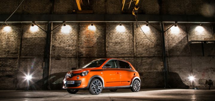 RENAULT HA PRESENTATO A BOLOGNA BEN CINQUE MODELLI PER IL MERCATO ITALIANO. TRA QUESTI LA TWINGO GT, VERSIONE ELABORATA DA TEAM RENAULT SPORT, CHE POTEVA DEBUTTARE SOLO AL MOTORSHOW DI BOLOGNA - IN TV CON DRIVELIFE DEL 17 DICEMBRE