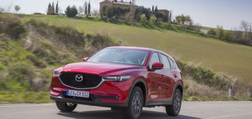 IN TV DRIVELIFE 1° APRILE - TUTTO SU MAZDA CX-5 - SOUL RED PREMIUM METALLIC, UNA VERNICE ESCLUSIVA, DAL COLORE PIÙ LUMINOSO E PIÙ PROFONDO, VESTE LA CARROZZERIA PER SOTTOLINEARE LA NUOVA VERSIONE DELLA MAZDA CX-5 ED ENFATIZZARE LO STILE KODO SOUL OF MOTION CHE ORA PORTA TRATTI DI ROBUSTEZZA RAFFINATA. COSA NON SI FA PER ESSERE NOTATI IN STRADA
