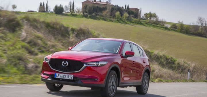 IN TV DRIVELIFE 1° APRILE - TUTTO SU MAZDA CX-5 - SOUL RED PREMIUM METALLIC, UNA VERNICE ESCLUSIVA, DAL COLORE PIÙ LUMINOSO E PIÙ PROFONDO, VESTE LA CARROZZERIA PER SOTTOLINEARE LA NUOVA VERSIONE DELLA MAZDA CX-5 ED ENFATIZZARE LO STILE KODO SOUL OF MOTION CHE ORA PORTA TRATTI DI ROBUSTEZZA RAFFINATA. COSA NON SI FA PER ESSERE NOTATI IN STRADA