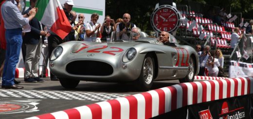 #AlfaRomeo vince #1000Miglia ma il record di #Moss #Mercedes 300 SLR nr 722 è ancora imbattuto, in TV il 27 maggio - Sir Stiling Moss in seinem 300 SLR mit der Startnummer 722 beim Start der Mille Miglia 2015, 14. Mai 2015 in Brescia/Italien. Sir Stirling Moss in his 300 SLR with start number 722 at the start of the 2015 Mille Miglia, 14 May 2015 in Brescia/Italy.