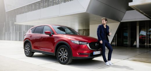 MAZDA CX-5 METTE FINE AL SOGNO DI UN’AUTOMOBILE CAPACE DI SUSCITARE EMOZIONI PERCHÈ DALLA DIMENSIONE IMPALPABILE DELLA FANTASIA È UNA REALTÀ DISPONIBILE IN OGNI CONCESSIONARIA. INN ITALIA A PARTIRE DAL MESE DI GIUGNO IL NUOVO MODELLO CHE BRILLA PER L’ESCLUSIVO COLORE ROSSO - IN TV IL 3 GIUGNO