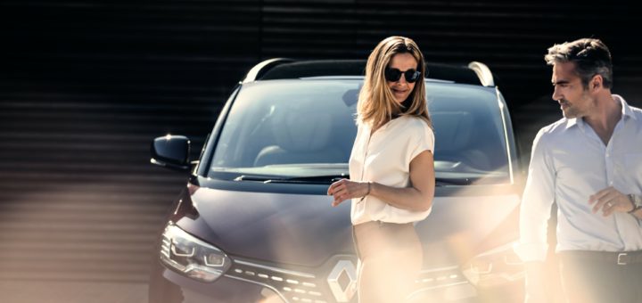 INITIALE PARIS: NUOVO ALLESTIMENTO RENAULT PER SCENIC E GRAND SCENIC - IN TV IL 3 GIUGNO